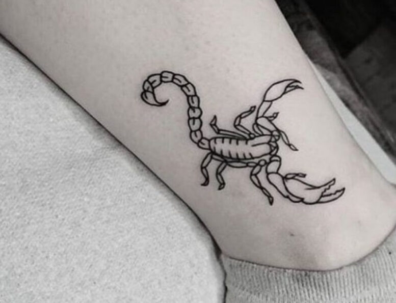 Tattoo bọ cạp đơn giản ở chân cho nữ