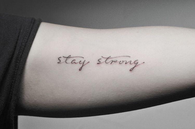 hình xăm chữ “Stay strong”