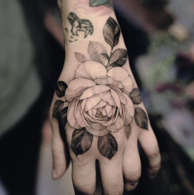 Hình xăm hoa hồng ở mu bàn tay đẹp