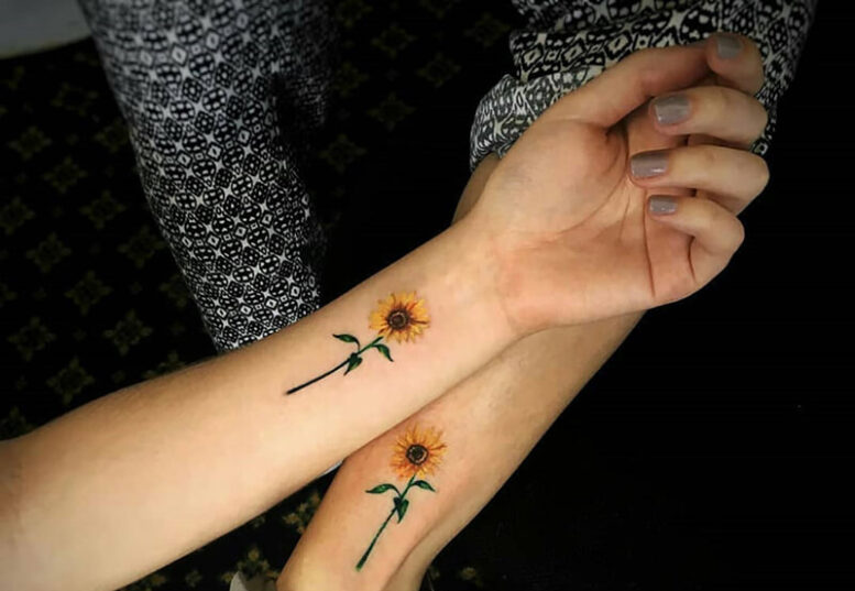 Hình xăm hoa hướng dương ở cổ tay
