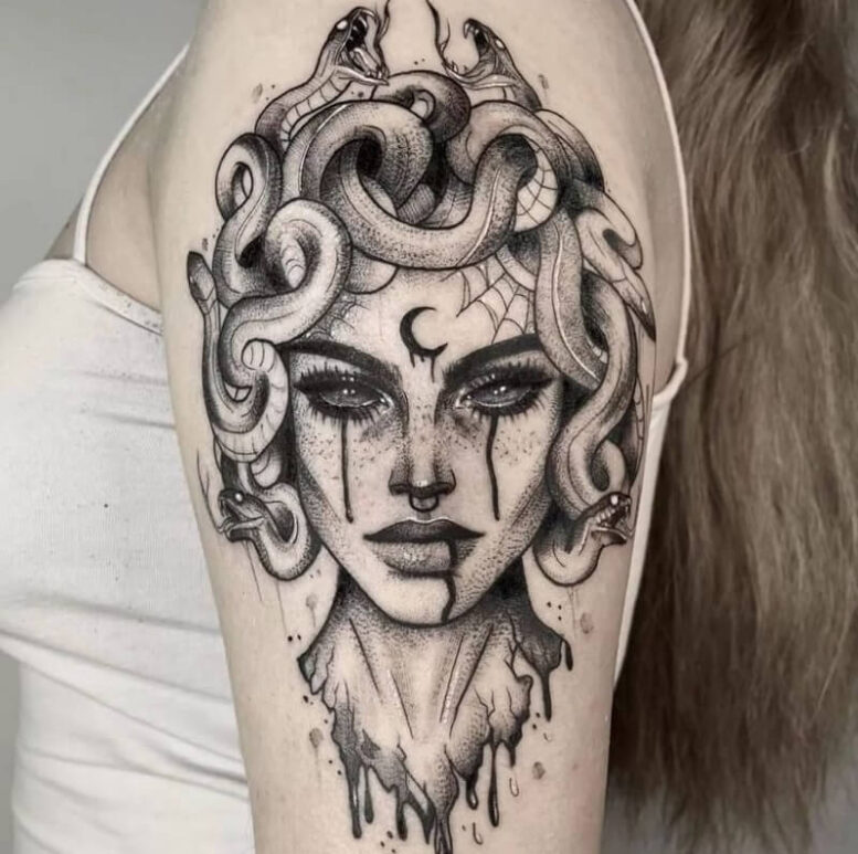 Hình xăm Medusa ở cánh tay