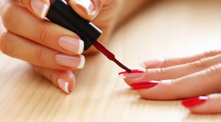 Bước 5 – Sơn màu, bước quan trọng nhất trong làm nail